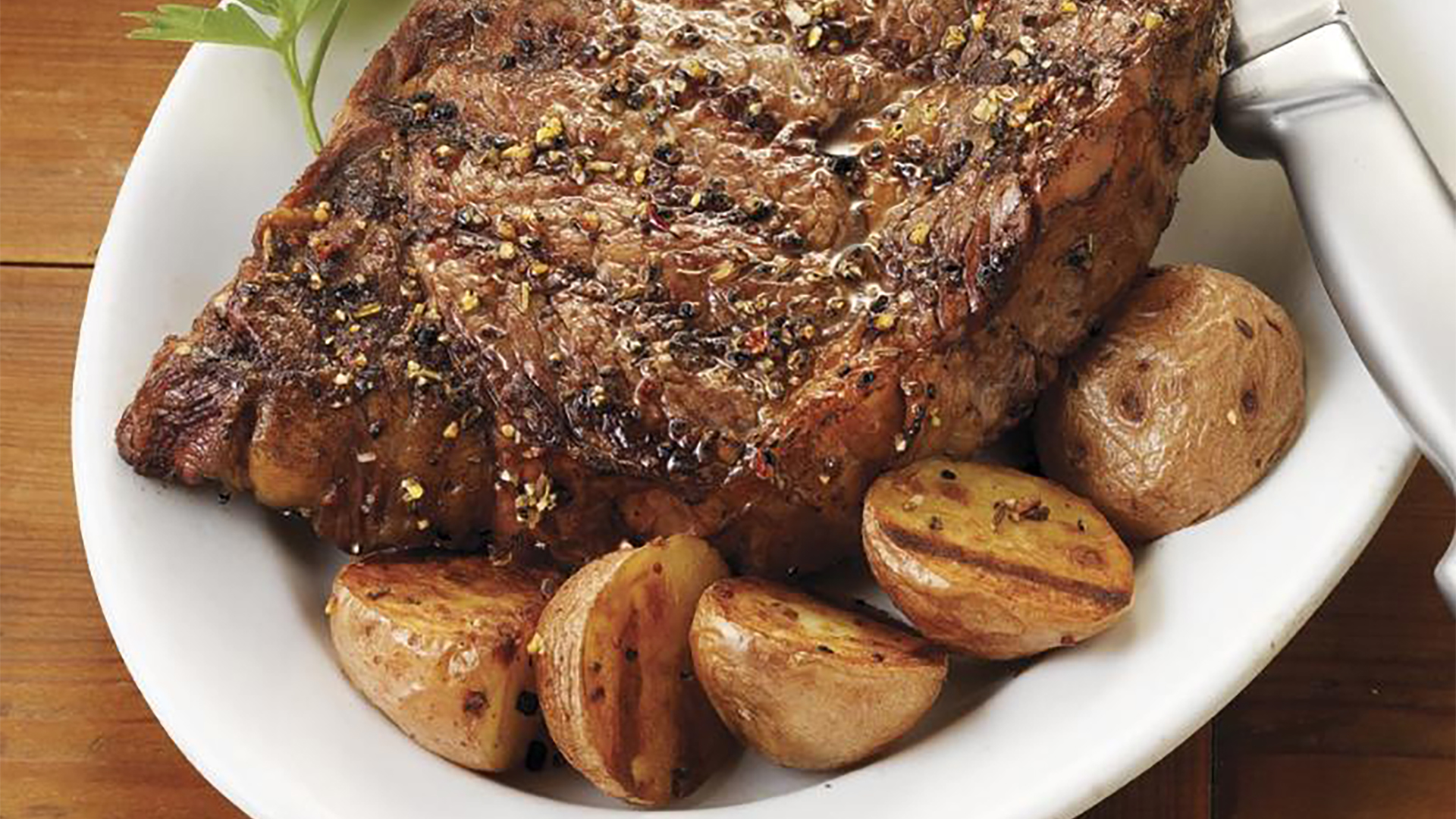 Steaks de faux-filet de Chicago avec pommes de terre nouvelles rôties ...