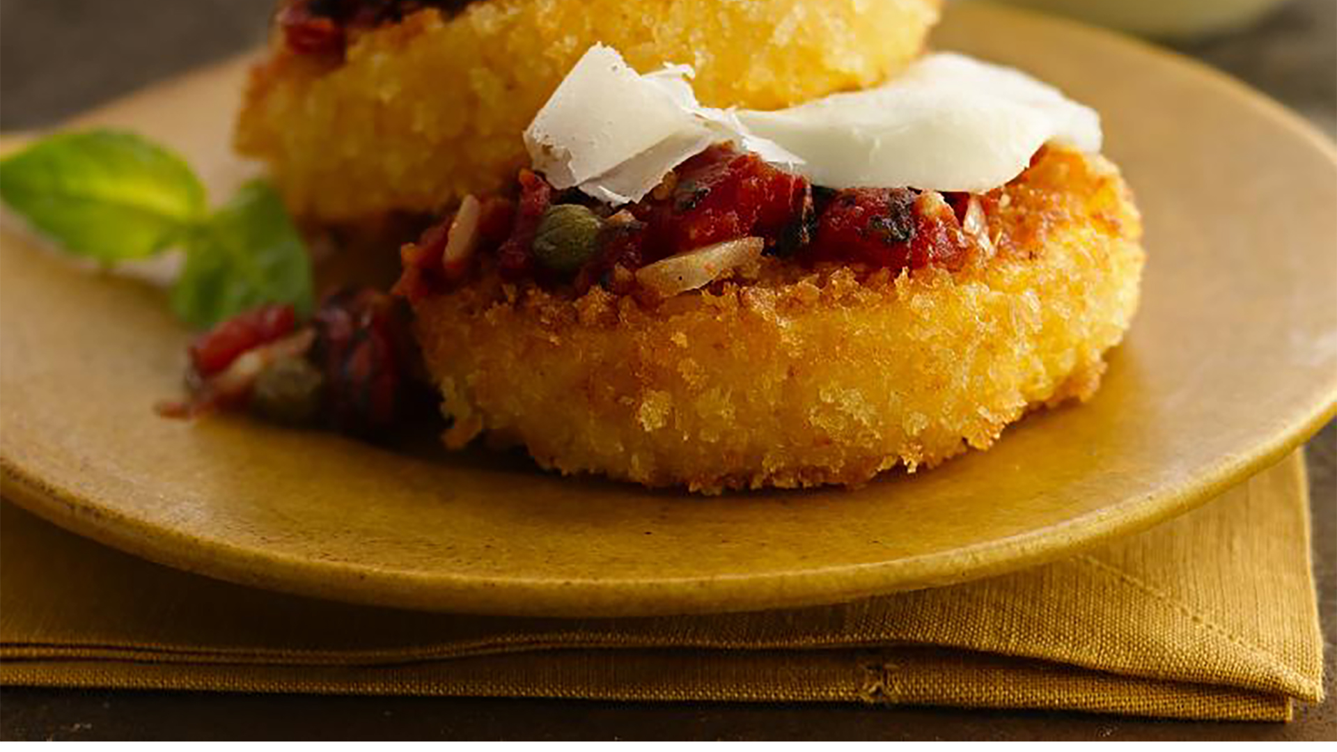 Polenta croustillante avec mozzarella, parmesan et marinara aux tomates